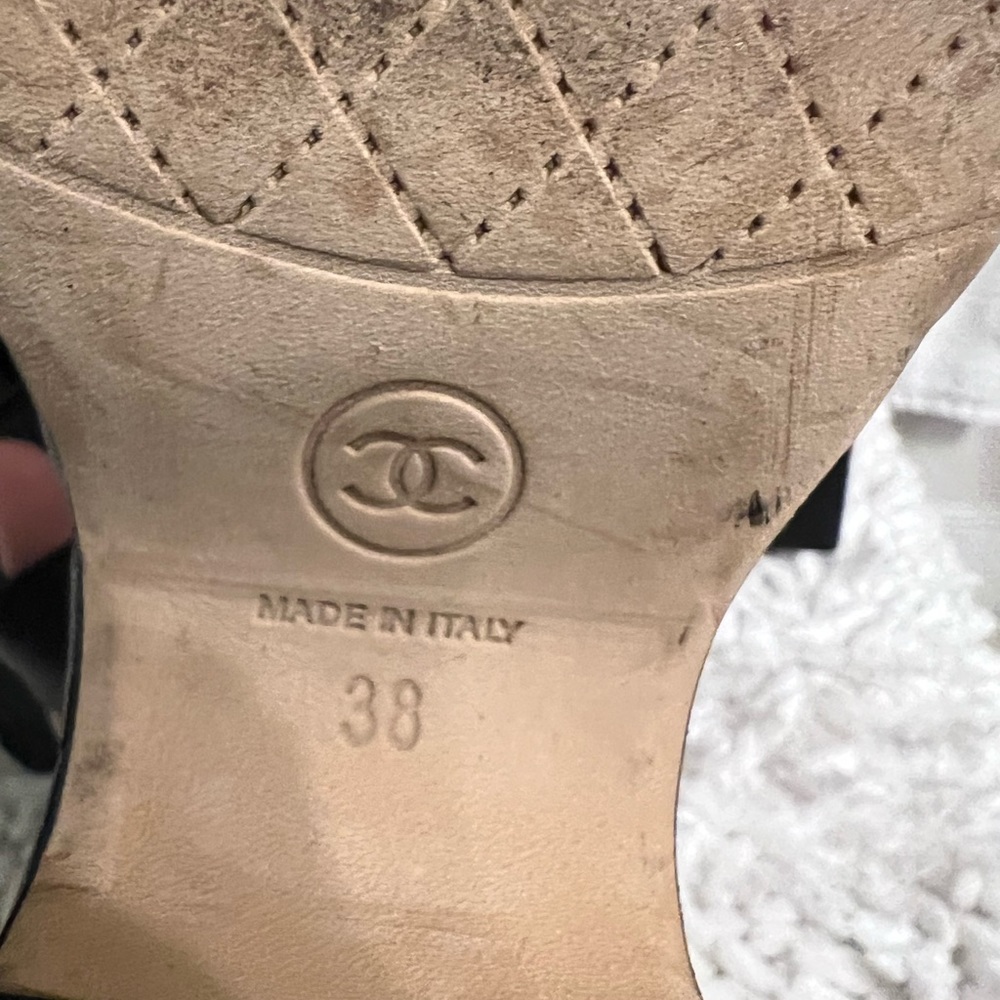 Chanel sandals, authentic lamb skin sandals in black and iconic antique gold - Picture 9 of 15